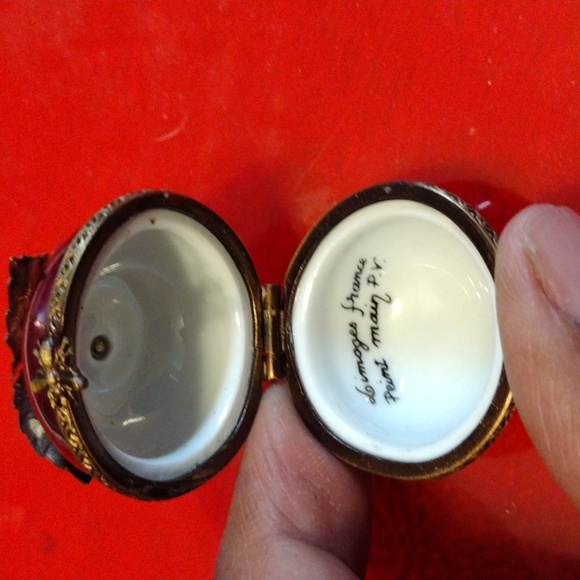 Authentic Limoges cherry porcelain box. Hand painted - Picture 2 of 6